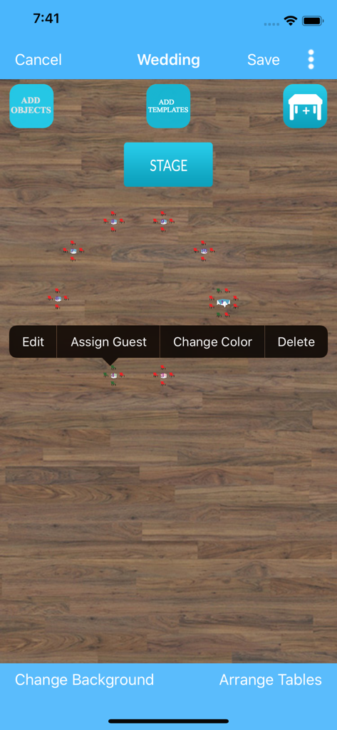 Interfaz móvil que muestra un plano de asientos de boda con mesas circulares y opciones de asignación de invitados