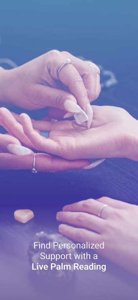 Um close-up de uma mão sendo examinada durante uma sessão de leitura de palma ao vivo para orientação espiritual.