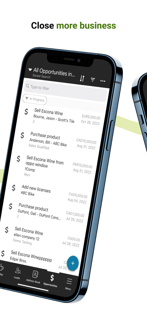 Smartphone affichant l'application mobile Maximizer CRM avec une liste d'opportunités de vente et des statuts d'affaires