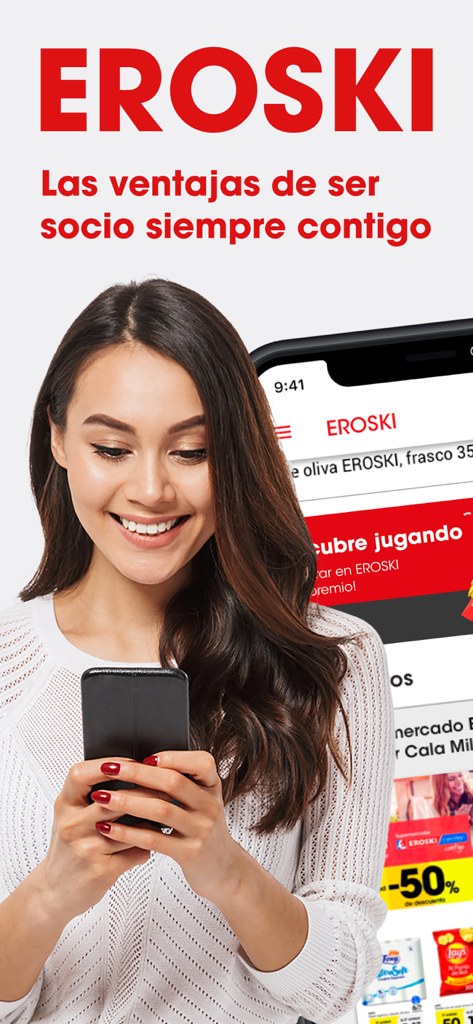 Uma mulher a sorrir enquanto utiliza a aplicação móvel Eroski Supermercados no seu smartphone