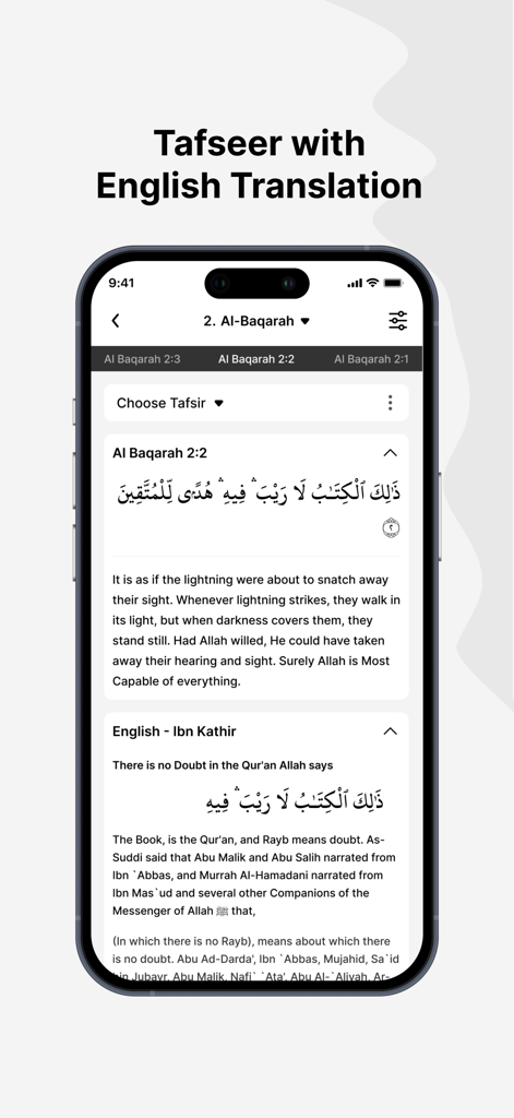 The Clear Quran® - Pantalla de iPhone que muestra la aplicación El Corán Claro con versos árabes, traducción al inglés y comentario Tafseer de Ibn Kathir.