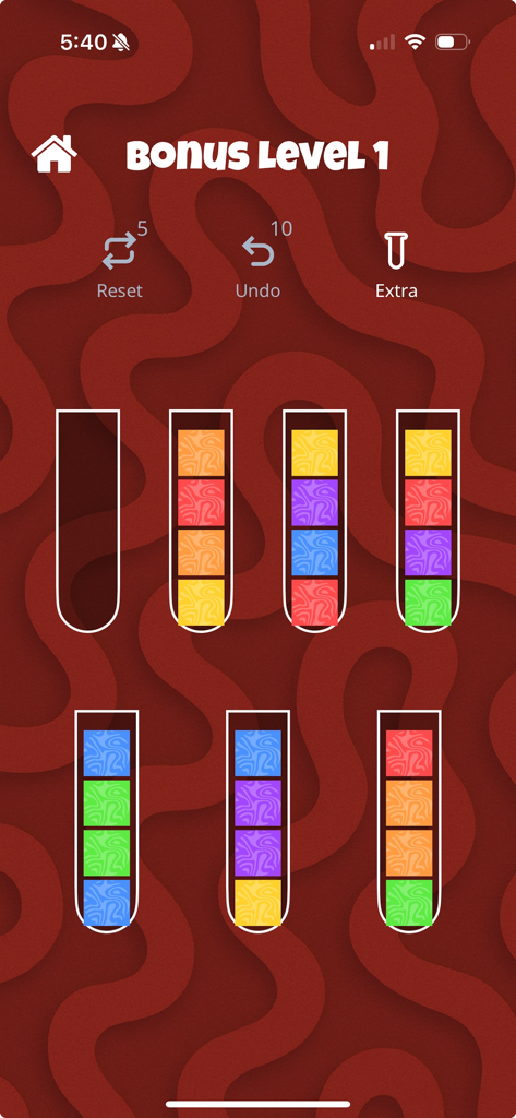 Captura de pantalla de un nivel de bonificación en el juego cerebral Color Sort que presenta segmentos coloridos dentro de tubos de ensayo sobre un fondo rojo.