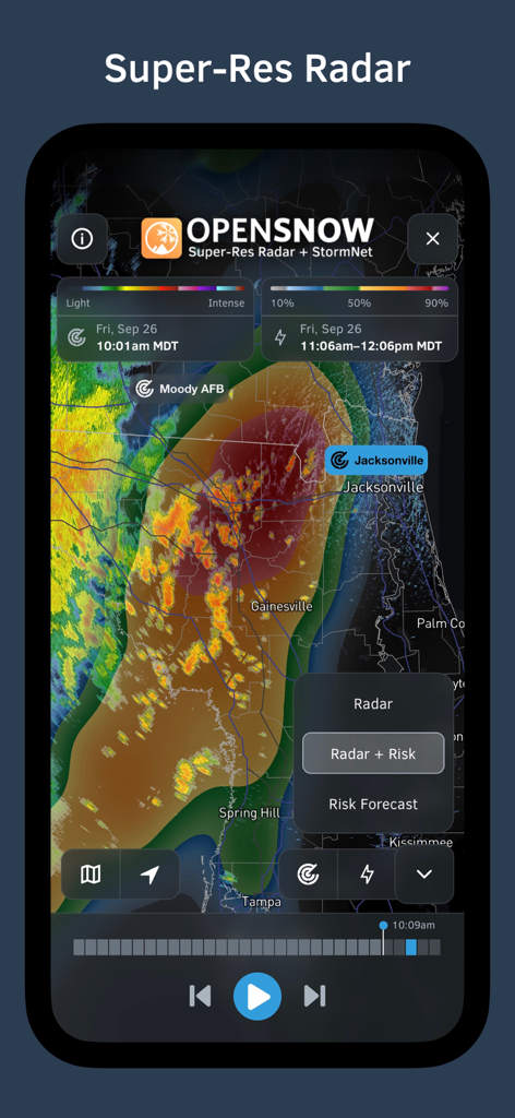 Aplicación OpenSnow que muestra radar meteorológico de superresolución y niveles de riesgo de tormentas en un mapa
