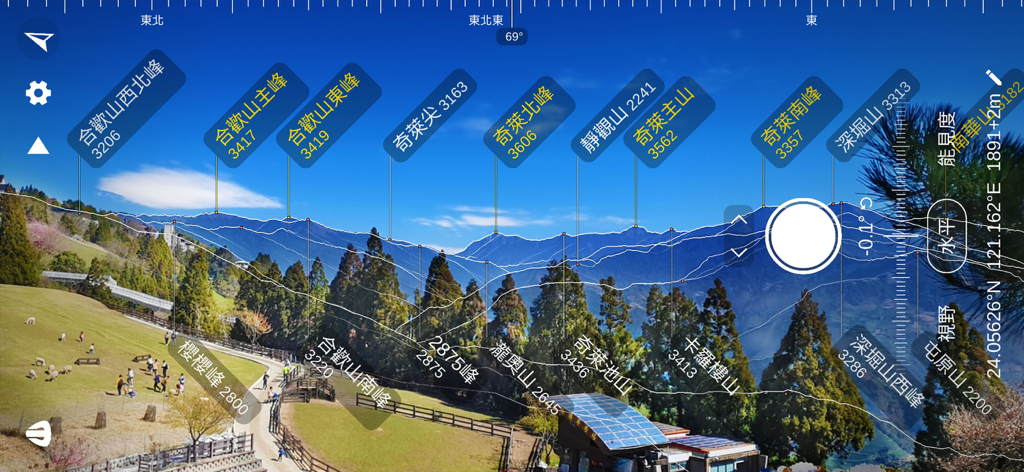 Vista de cámara de realidad aumentada que identifica picos de montañas en Taiwán con etiquetas y datos de elevación.