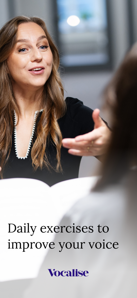 Vocalise.app - Une femme faisant des gestes lors d'une séance de coaching vocal avec un texte superposé indiquant des exercices quotidiens pour améliorer votre voix