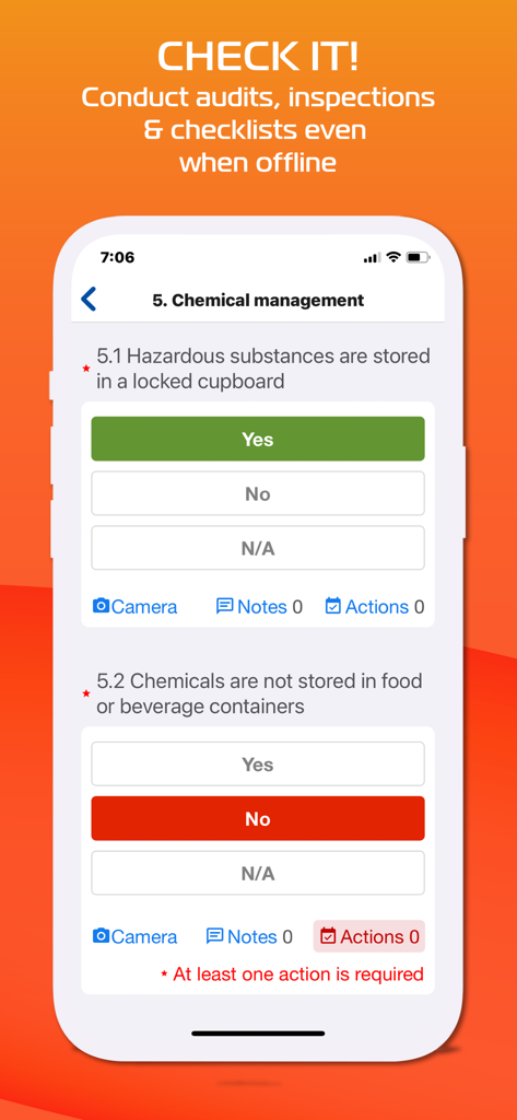 Riskware - Aplicación móvil Riskware que muestra una lista de verificación de auditoría de seguridad de gestión química con preguntas de inspección y opciones de respuesta.
