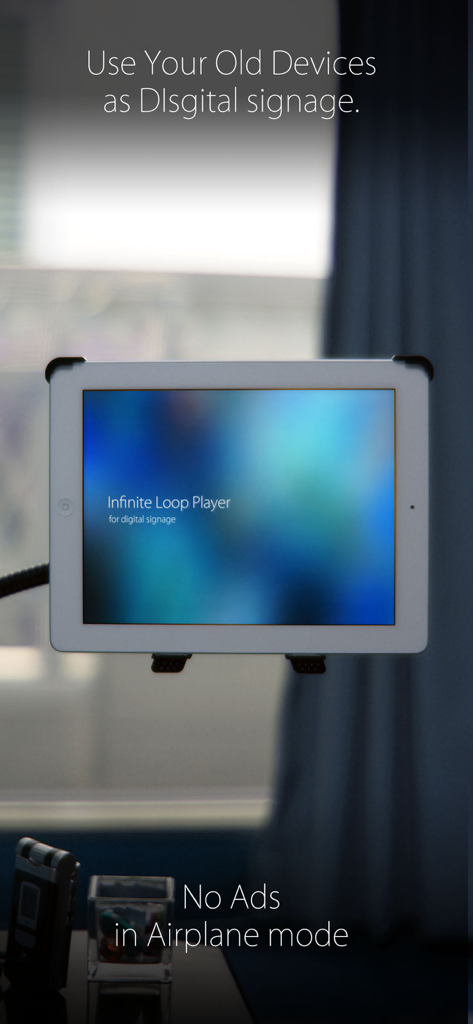 Infinite Loop Player Pro - iPad montato su un supporto che funge da display digitale utilizzando l'app Infinite Loop Player Pro.