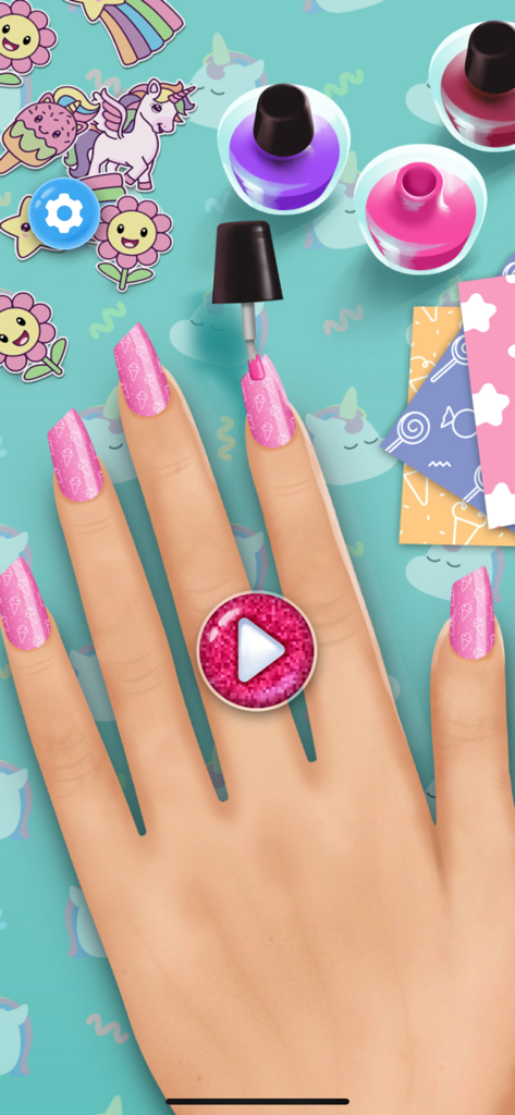 Girls Nail Salon: Paint,Polish - Una mano con uñas acrílicas de patrón rosa siendo pintada en un salón de uñas virtual con esmalte de colores y pegatinas de unicornio