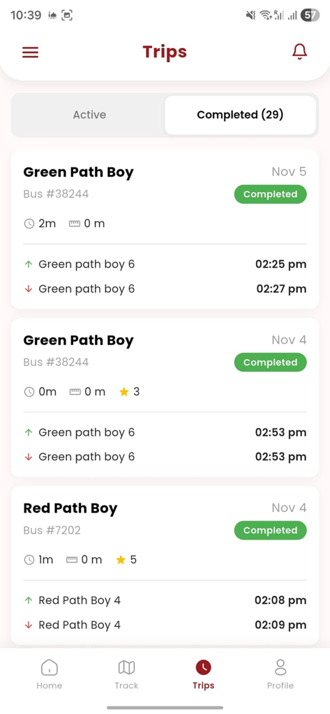 Mwasalat Shuttle - Pantalla de la aplicación Mwasalat Shuttle que muestra una lista de viajes completados con nombres de rutas y números de autobús