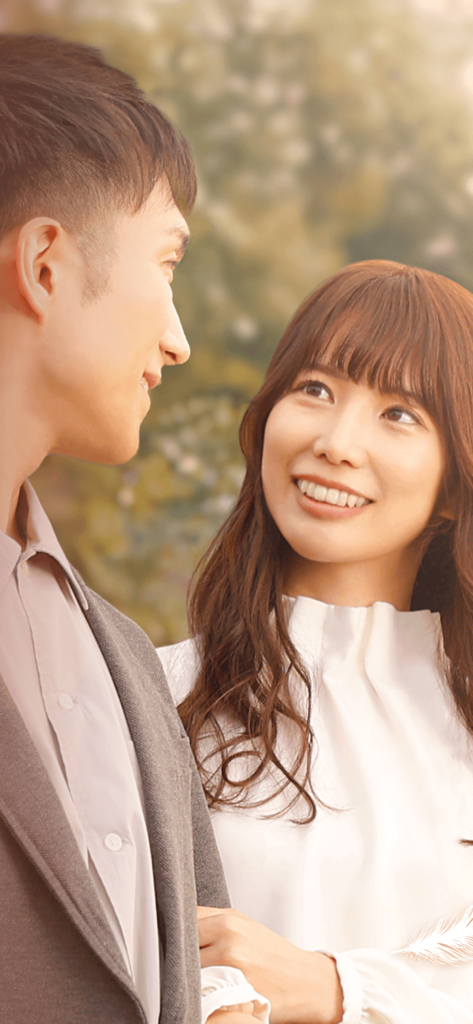 アンジュ-大人の恋活・婚活マッチングアプリ - お互いに微笑みあう30代の幸せそうな男女。