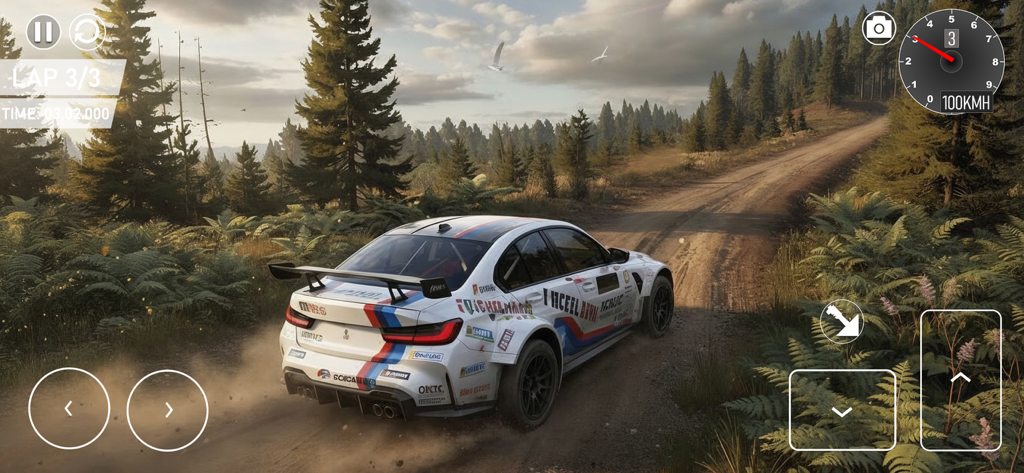 RPM Rally Car Racing Game 2026 - Une voiture de rallye blanche roulant sur une route de terre à travers une forêt dans RPM Rally Car Racing Game 2026