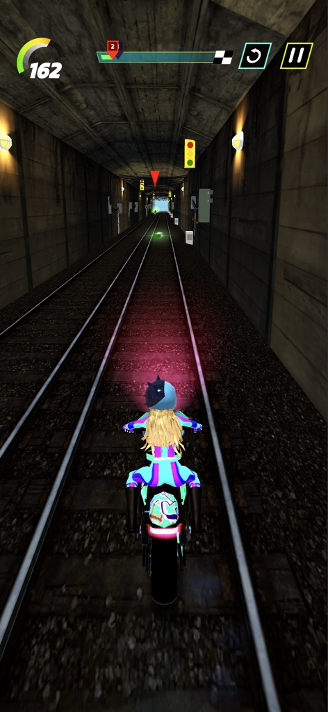 Wild Wheels: Bike Race - Un piloto de motocicleta acelerando a través de un túnel subterráneo en Wild Wheels Bike Race.