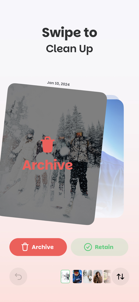 사진을 보관하거나 유지하기 위해 정리하는 스와이프 기능을 보여주는 Deep Cleaner 앱 인터페이스
