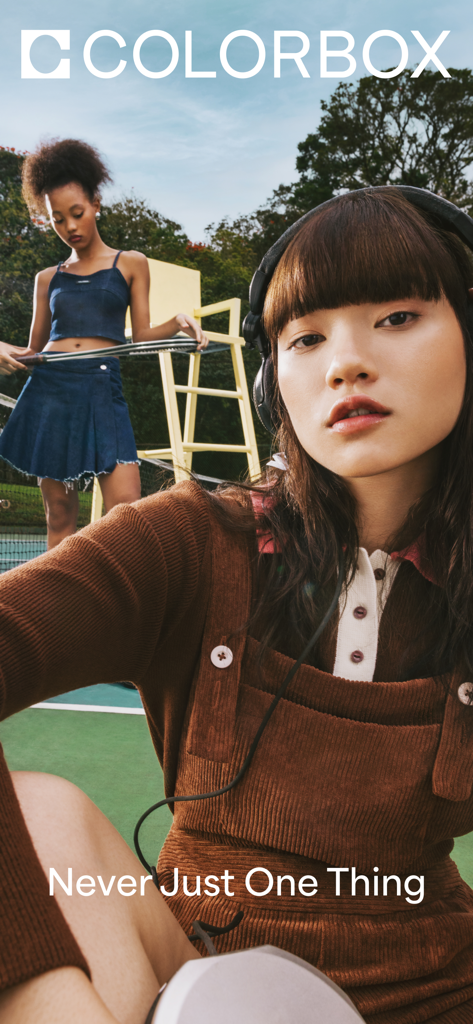 두 명의 젊은 여성이 Colorbox 브랜딩과 '결코 하나에만 머무르지 않아요'라는 슬로건과 함께 테니스 코트에서 트렌디한 의류를 입고 포즈를 취하고 있습니다.