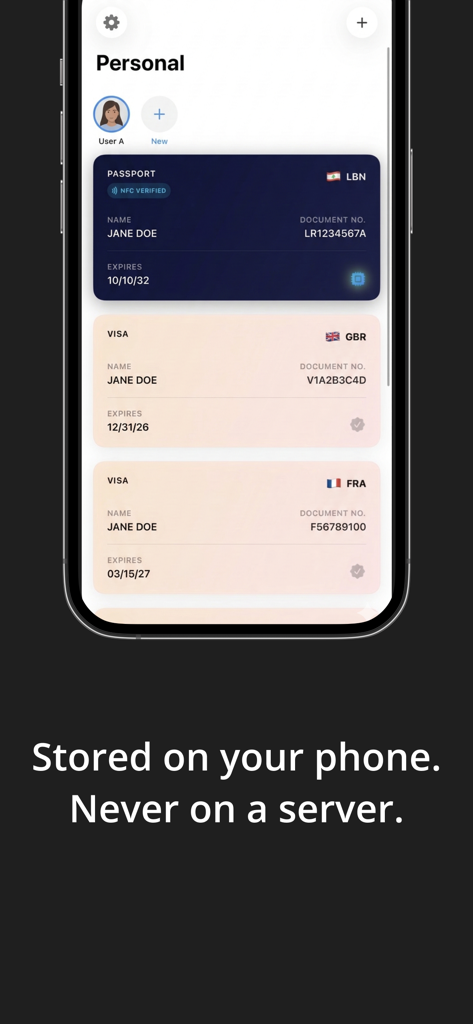FlyID - FlyID App-Oberfläche mit verifizierten Pass- und Visa-Dokumenten, die lokal auf einem iPhone gespeichert sind