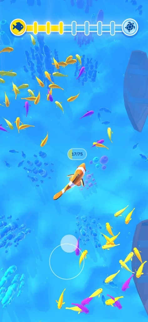 Hyper Evolution - Un pez naranja navegando entre bancos de peces de colores en el nivel submarino del juego Hyper Evolution.