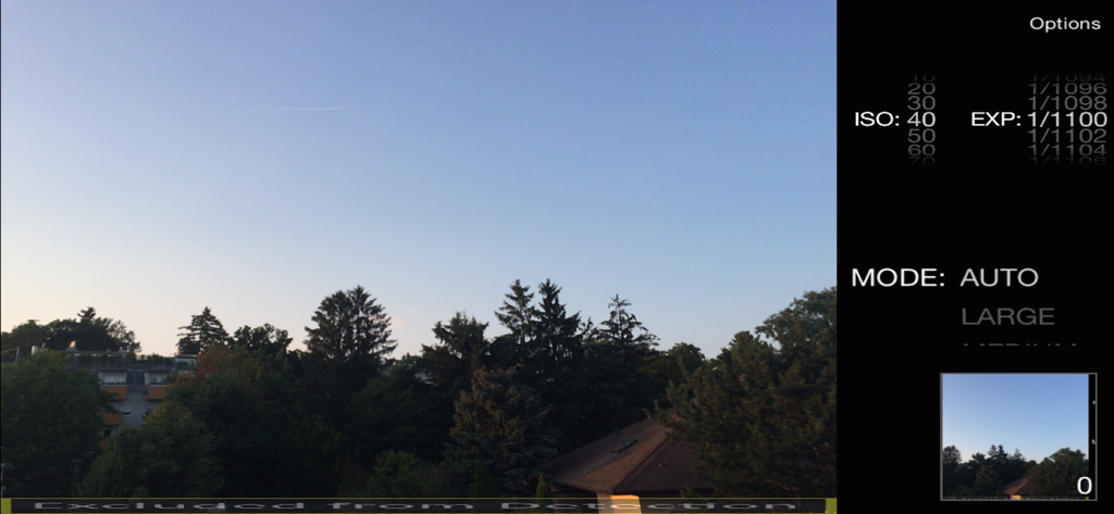 Interface de l'application iLightningCam 2 montrant le mode automatique avec les réglages ISO et d'exposition pour la photographie d'éclairs.