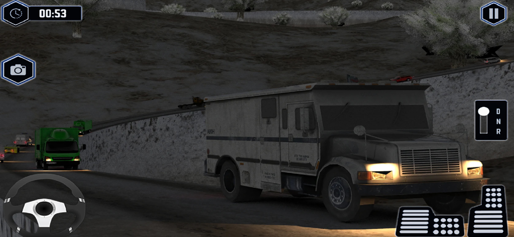 Off Road Drive Truck Simulator - Un camión blindado grande circulando por una oscura carretera de montaña en un juego de simulación de camiones