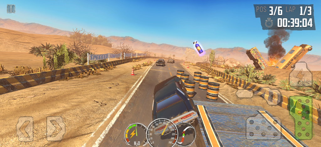 Un coche muscle negro compitiendo a través de un cañón desértico polvoriento con obstáculos y un potenciador de nitro en Junkyard Rush Racing.