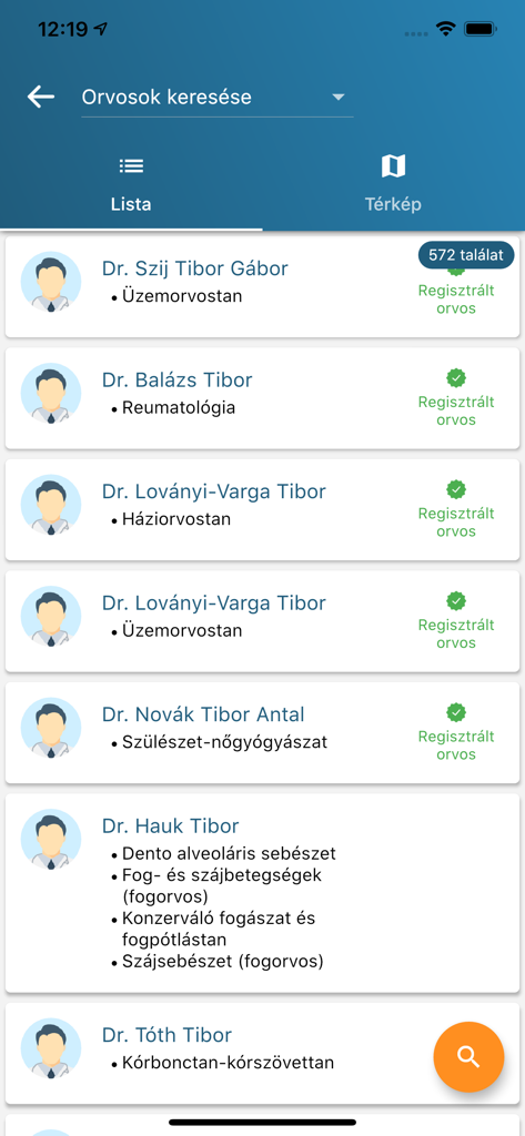 Search results list of registered doctors and their medical specialties in the NetDoktor Páciens app.