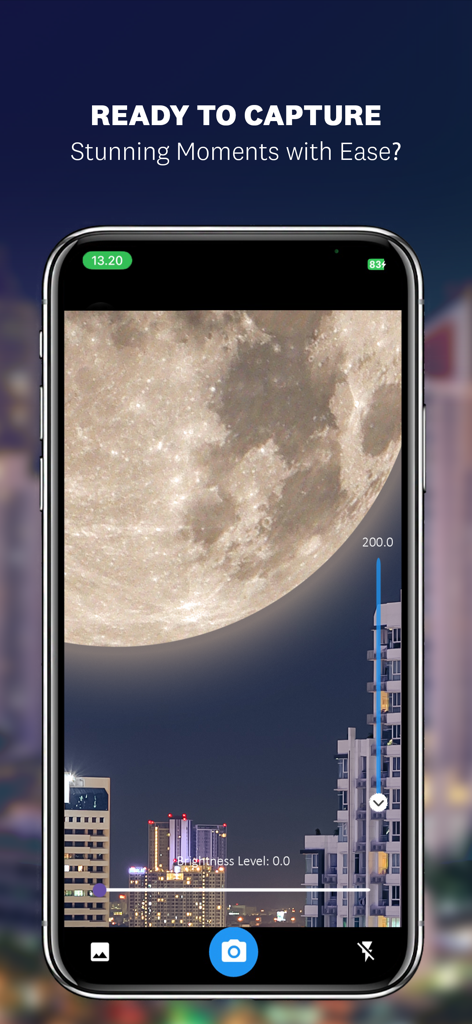Um smartphone exibindo o aplicativo Ultra Camera Zoom HD 100x capturando um close-up detalhado da lua sobre o horizonte de uma cidade à noite