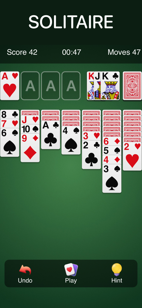Una interfaz clásica de juego de cartas Solitario con fondo verde y botones de control del juego.