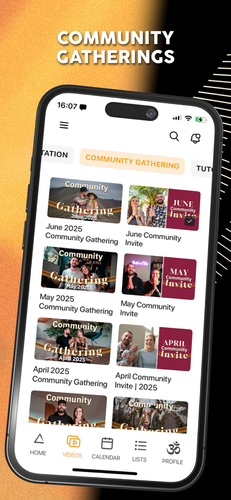 Breathe and Flow Yoga - Una pantalla de teléfono inteligente de la aplicación Breathe and Flow Yoga que muestra sesiones de video de reuniones comunitarias mensuales para miembros.