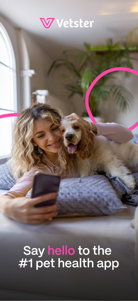 Una mujer usando su smartphone para acceder a la aplicación de salud para mascotas Vetster mientras acaricia a su perro en casa