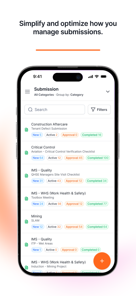 Commnia - Interfaz de la aplicación móvil Commnia que muestra la gestión de envíos de construcción y el seguimiento del estado en diferentes categorías