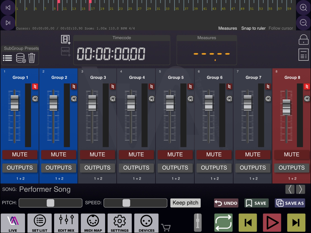 Live Multitrack 2 - Una interfaz profesional de mesa de mezclas de audio en iPad que muestra ocho grupos de canales y controles de reproducción para pistas de acompañamiento en directo.