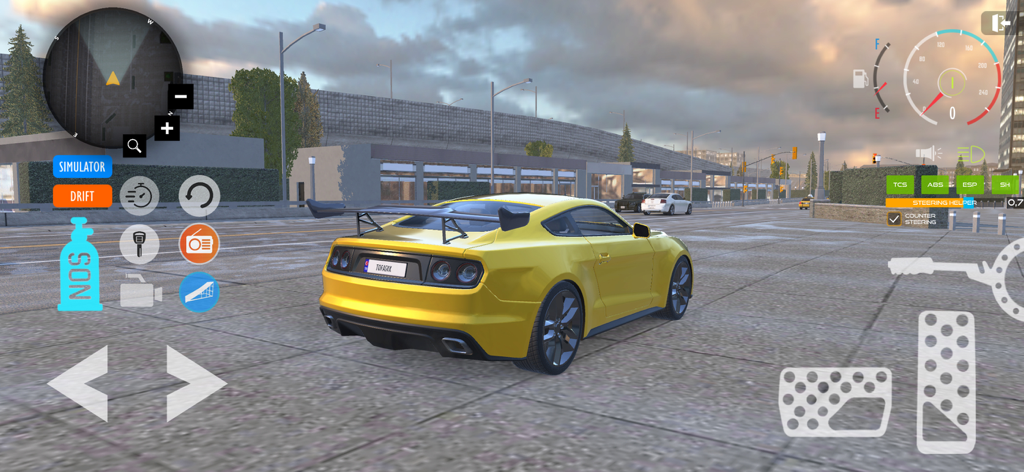 Tofas Sahin Drift Car Driving - Captura de pantalla de un coche deportivo amarillo circulando por una calle de la ciudad con una interfaz de juego móvil que muestra controles y un velocímetro
