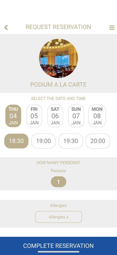 Pantalla de la aplicación móvil para reservar una mesa en el restaurante Podium A La Carte, incluyendo fecha, hora y selección de invitados