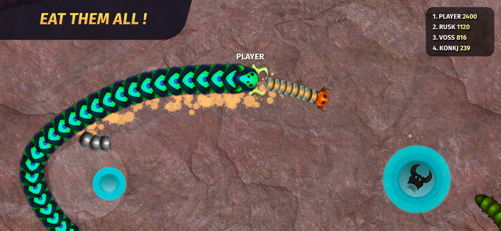 Un gusano verde y azul grande atacando a un gusano naranja más pequeño en una arena de batalla de serpientes con una tabla de clasificación