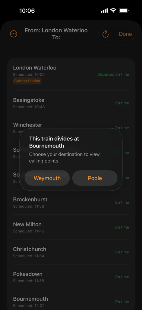 UK Train Info App-Oberfläche zeigt ein Popup für einen Zug, der sich in Bournemouth teilt, mit Zieloptionen