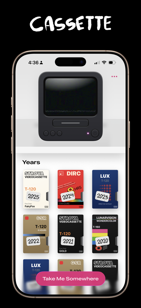 Cassette: Home Video Player - Captura de pantalla de la aplicación Cassette que muestra una interfaz de reproductor de vídeo VHS retro y una biblioteca de vídeos organizada por año con portadas de cintas vintage