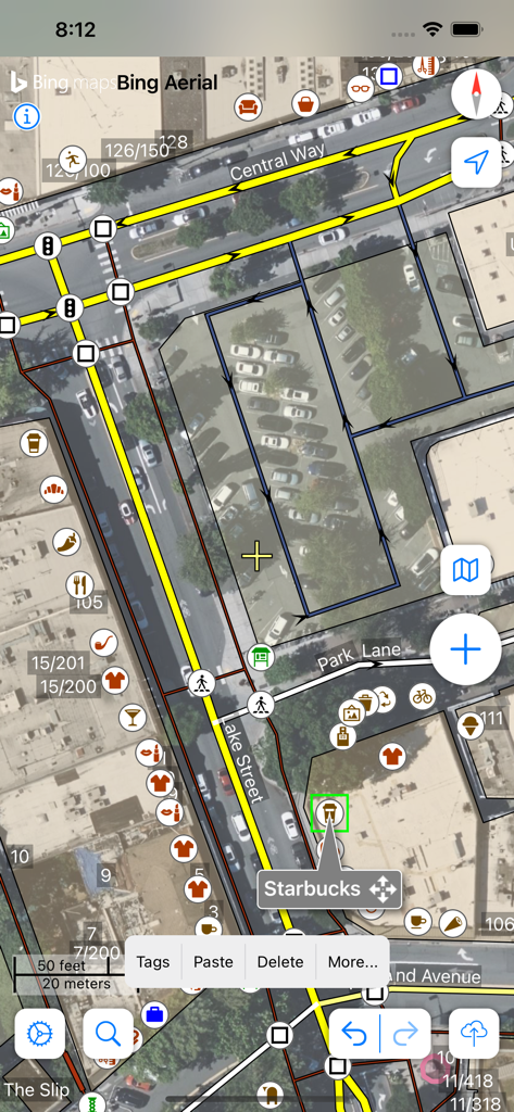 Go Map!! - Interfaz móvil de la app Go Map mostrando la edición de OpenStreetMap en un mapa aéreo con varios iconos de negocios y un punto de interés seleccionado de Starbucks.