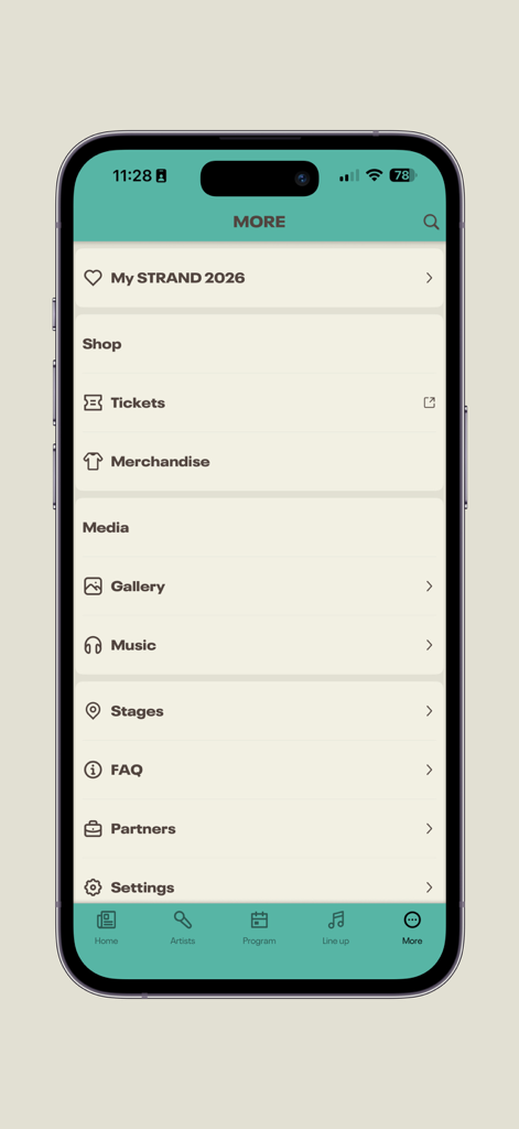 Strand Fesztivál - Interfaz de la app Strand Fesztival mostrando el menú 'más' con opciones de entradas, merchandising, galería y escenarios del festival