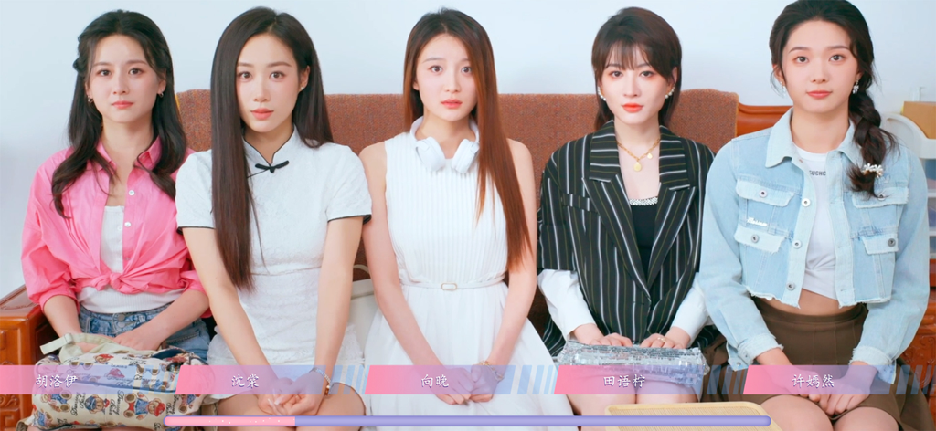 怦然心动的瞬间-轻科幻真人互动恋爱影游 - Five female characters from the Moment of Heartbeat interactive dating sim game sitting on a sofa