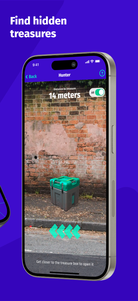 Roadgames: travel games - La búsqueda del tesoro de realidad aumentada de la aplicación Roadgames que muestra un cofre del tesoro virtual cerca de una pared de ladrillos