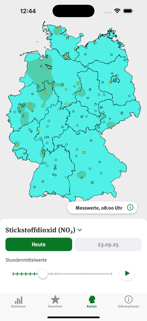 Luftqualität - A map of Germany within the Luftqualitat app showing nitrogen dioxide concentration levels across different regions