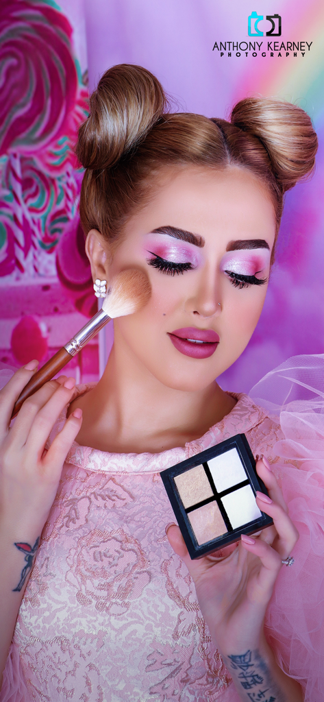 Un retrato profesional de una mujer con maquillaje y una marca de agua con logo de fotografía