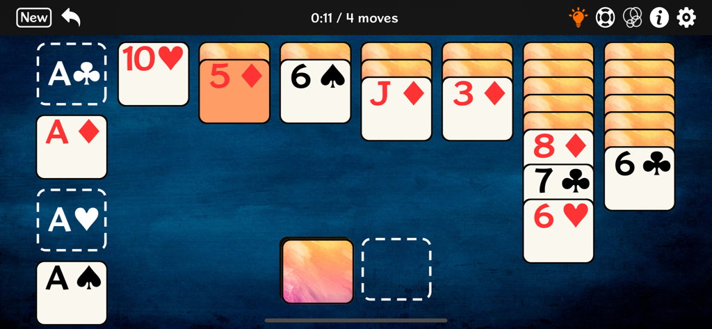 Juego de solitario Klondike con cartas grandes fáciles de leer y una interfaz simple