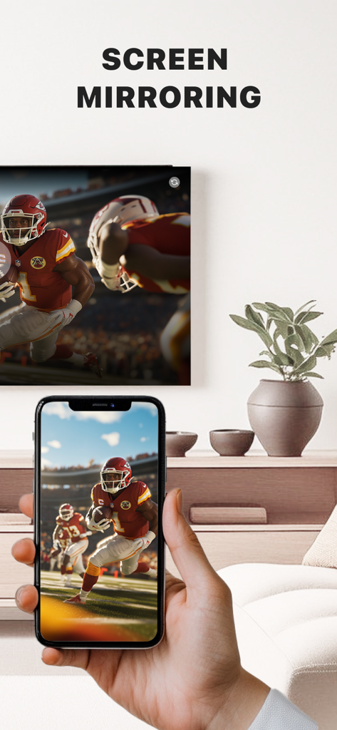 Eine Hand hält ein iPhone, das ein Live-Fußballspiel auf einen großen Fire TV-Bildschirm in einem Wohnzimmer spiegelt.