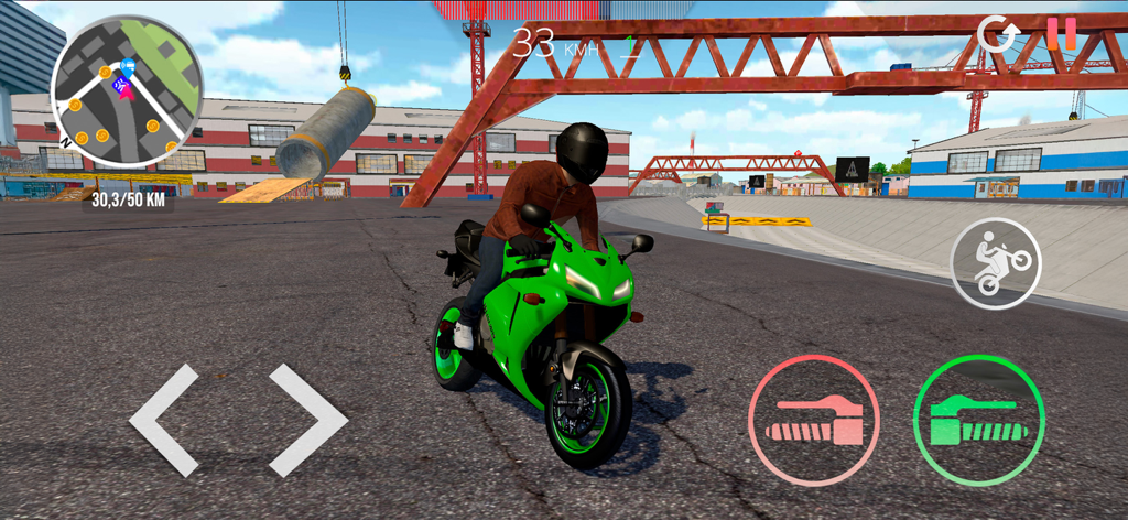 Motocicleta deportiva verde en un mapa de puerto industrial con contenedores de envío y grúas