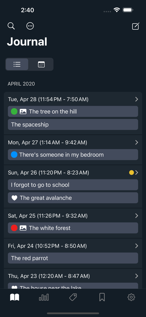 Dreams: Your dream journal - Una lista de entradas del diario de sueños en la aplicación Dreams que muestra títulos y fechas.