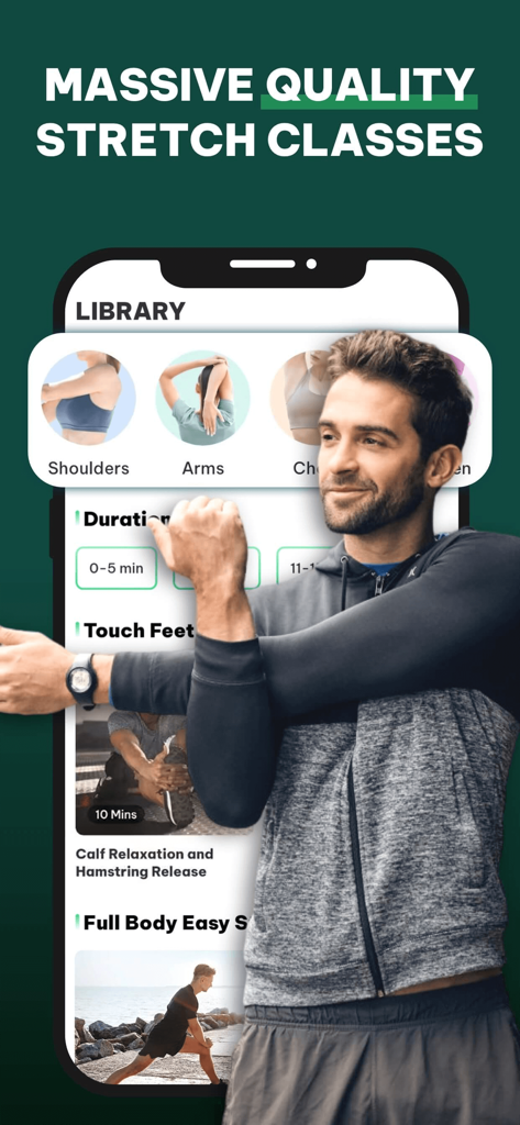 JustStretch | Flex & Mobility - Un hombre realizando un estiramiento de hombros frente a la interfaz de la biblioteca de la aplicación JustStretch que muestra varias categorías de entrenamiento.