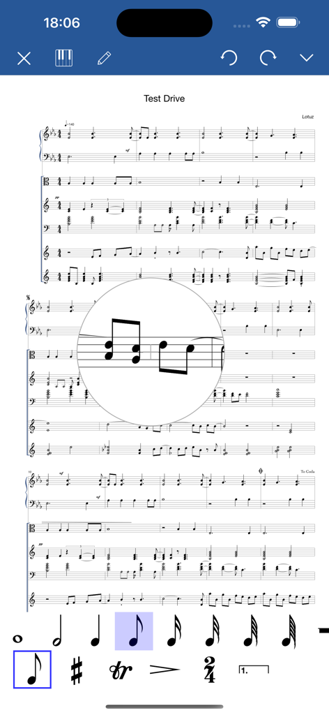 Interfaccia dell'editor di notazione musicale con più pentagrammi e strumenti di selezione delle note.