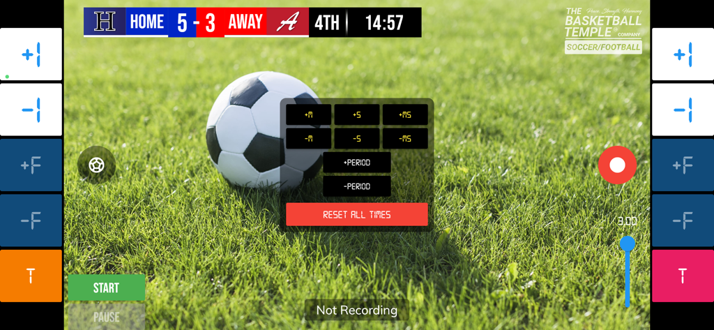 Interface do aplicativo BT Soccer Camera mostrando placar ao vivo e controles de cronômetro sobre um fundo de campo de futebol