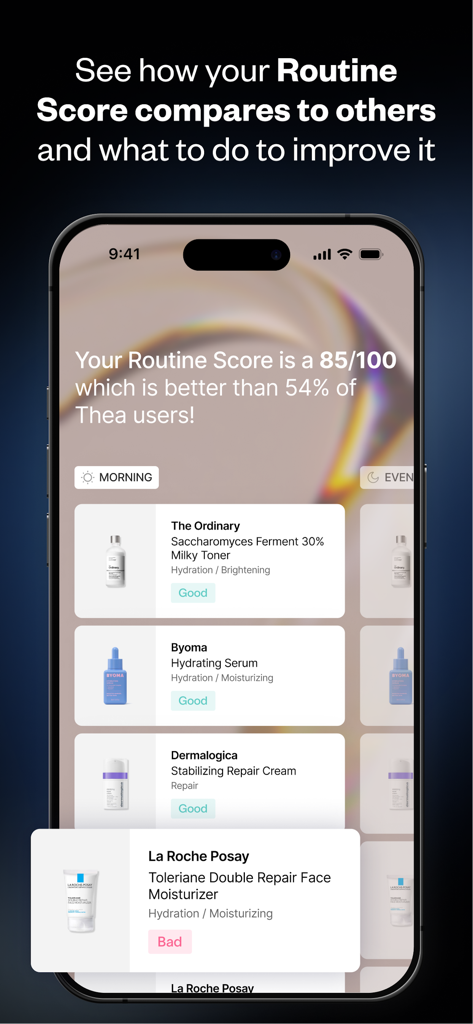 Smartphone-Bildschirm, der den Routine-Analysator der Thea-App mit einer Routinebewertung von 85 Prozent und detaillierten Bewertungen für Hautpflegeprodukte zeigt.