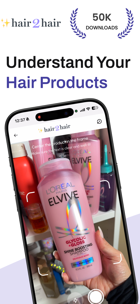 hair2hair - Hair Care Scanner - Una persona usando la aplicación hair2hair para escanear una botella de champú para analizar sus ingredientes y compatibilidad.
